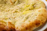 バジルチーズナン  Basil ＆ Cheese Naan（エスニック食堂オルオル ethnic diner'OLU'OLU）