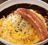 炙りチーズデミオムライス＆粗挽きソーセージ（とろとろオムライスのオムタマ亭 福岡早良店）