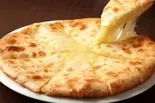クワトロフォルマジュ4種のチーズナン(【インド・ネパール料理】HILLSON ASIAN BISTRO)