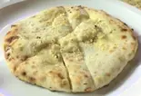 ガーリックチーズナン /Garlic Cheese Nan（ナマステ インディアンダイニング＆バー）