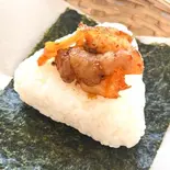 △豚キムチ Pork with Kimuchi（魚屋のおむすび丸徳）