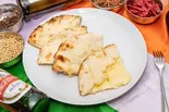チーズナン [Cheese Naan]（インド料理ラウール）