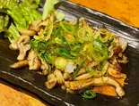 鶏皮の炭火焼きおろしぽん酢がけ(1人前50g程度です。)（餃子工房 ちびすけ 東心斎橋店）