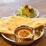 Aセット バターチキンカレー ナンかライス サラダ付き Butter chicken curry naan ,salad（TAREMAM）