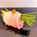 ニ魂一体【芽ねぎと真鯛の包み握り】梅肉乗せ（鮨 比良乃）