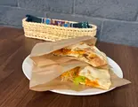バターチキンナンサンド / Butter Chicken Naan Sand（本格スパイスカレー CHHETRI）