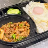 ガパオ牛ひき肉+ご飯+目玉焼き กะเพราเนื้อ+ข้าวสวย+ไข่ดาว(PINTO)