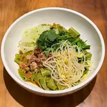 ビャンビャン麺(ほうれん草麺)(天山見・西北本場料理店・刀削麺(HalalaFood))