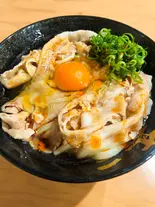 肉たまぶっかけRED(温)(自家製さぬきうどんと肉 甚三 神田店)