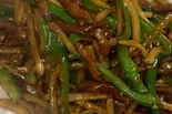 青椒牛肉 牛肉とピーマンの細切り醤油味炒め（上海苑）