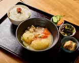 名物！塩糀の肉じゃがと具だくさんの豚汁弁当（パーラー躙口）