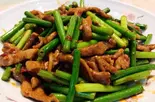 豚肉細切リとニンニクの芽炒め(東北餃子楼)