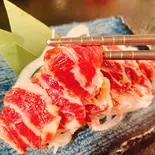 上霜カルビ馬刺し弁当(特製醤油、にんにく付き)(馬肉特急【ウマキチ】都立家政店)