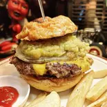 ワカモレ(アボカドディップ)バーガー (フレンチフライ付き)（スタンドココペリ (CAFE＆BAR Thunderbird)）