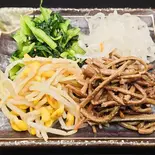ナムル4種(もやし、ゼンマイ、小松菜、なます)（【松阪牛のカルビが人気！】焼肉しん）