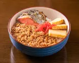 紅鮭鶏そぼろ丼（和食丼Yukimura 鶴橋店）