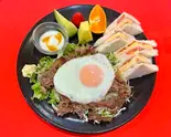 焼肉サラダ＆目玉焼き＆ミックスサンド（Y's Cafe）