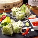 生ハムとクリームチーズの生春巻き（鉄板料理と果実酒 くれいじーグリル 福岡天神店）