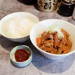 旨辛ソースもつ煮とごはんセット（もつ煮込み 世界のかさじま）
