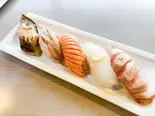 人気の炙りにぎり5種(とろ、のどぐろ、白身、ホタテ、サーモン)（鮨處八千代 飯田橋店）