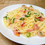 オクラとベーコンとソーセージパスタ（《パスタ屋》delizioso-デリツィオーゾ）