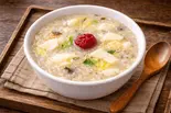 (冬粥)298kcal 体を温めるお粥(鶏肉・生姜・小松菜・たまねぎ・味噌・チーズ) トッピング梅干付（風邪・胃腸炎の回復に お粥小屋 健康お粥専門店）