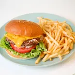 チーズバーガー【フライドポテト付き】（Over Drive Burger）