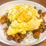豚キムチ丼on卵（amusement BAR AQUA）