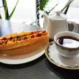 ホットドックと紅茶のセット（珈琲食堂 クモノキレマ）