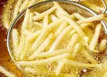 フライドポテト(コンソメ) Seasoning French fries, Consomme（街のおむらいす屋さん good！！ 外神田3丁目2号店）