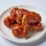 ヤンニョムチキン(骨付き半羽) + チキンム(大根ピクルス)付き（韓国家庭料理ジャンモ 聖蹟桜ヶ丘店）