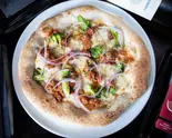 牛バラ肉のスパイシーミートソースと季節野菜のピッツァ Pizza with Spicy Meat Sauce and Seasonal Vegetables（トラットリア アルベロ）