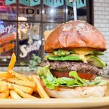 アボカドデラックスバーガー【AVOCADO DELUXE BURGER】（創業21年プレミアムバーガーの店 UNCHAIN DINER）