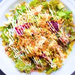 【スタッフ一押し】アボカドバジルサラダ×温玉 Avocado Basil Salad × Soft-Boiled Egg(【モチコチキン&パンケーキ】ローカルハワイアンカフェ カンナカフェ CannaCafe)