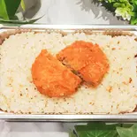 牛タン入り挽肉チャーハンとお肉屋さんのメンチカツ弁当（焼肉レストランMEATPIA）