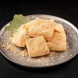 厳選わらびもち きなこ Warabi-mochi kinako（韓流ご褒美飯♪バターガーリックライスの【サムギョプサル丼】 日吉店）