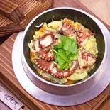 柔らかタコ釜飯（釜飯の店 板焚屋）