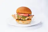【当店人気No.3】ジェノベーゼチキンバーガー（BRISKSTAND OMOTESANDO）