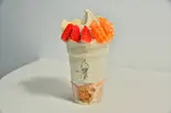 季節のフルーツ盛り合わせパフェ【メロン ゴールドキウイ ブルーベリー】（アイスるんです摂津本山店）