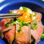 ローストビーフ丼 温玉乗せ(四季旬彩 料理人が魅せる神田和食店 桃源郷)