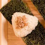 おにぎり鶏そぼろ(一夜干し チキンプリンス)