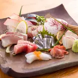 刺身の盛り合わせ（大皿と魚 とびこ）
