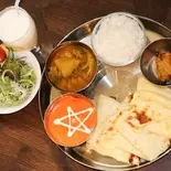 カレー2種セット 2 curry set cheese nan（インドレストランRAJA＆CAFE）