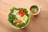 【美肌効果】サーモン・シーザーサラダボウル＆ヘルシー野菜スープセット（チョップドサラダ専門店 フィットグリーン 恵比寿 Chopped Salad FitGreen Ebisu）