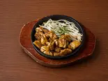 鶏ももの鉄板焼き(タレ)（無敵酒場）