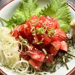 漬けマグロ丼（煮込み屋専門店ニエラ）