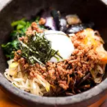A5黒毛和牛のそぼろと5種のナムルの石焼ビビンパ（WAGYU でですけ）