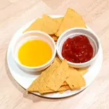 ナチョス・コン・サルサ・デ・ケソ・イ・テマテ（CASA LATINA カサラティーナ）
