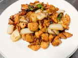 鶏肉と玉ネギの黒胡椒炒め（興福楼）