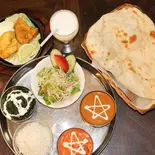 プレーンナン2個とカレー3個のセット（インドレストランRAJA＆CAFE）